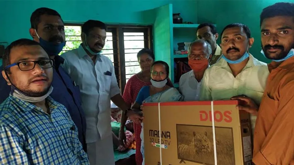 സാമ്പത്തികമായി പിന്നോക്കം നിൽക്കുന്ന അർഹരായ കുട്ടികളുടെ പഠനത്തിനായി ടി.വി കൾ സമ്മാനിച്ച് കോട്ടയം ഫേസ്ബുക്ക് കൂട്ടായ്മ