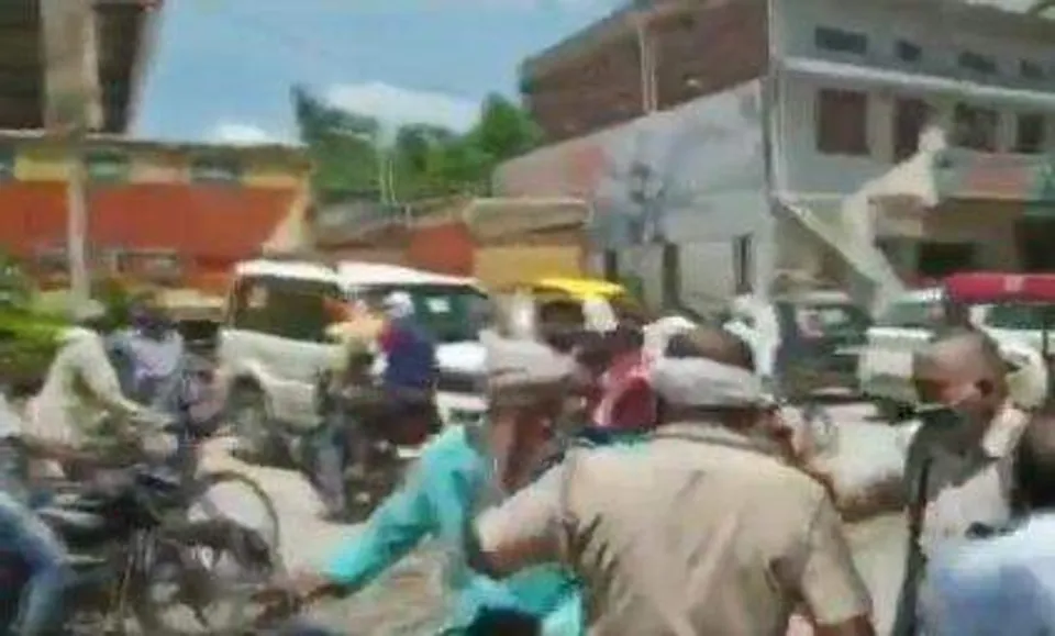 മാസ്‌കുമില്ല , സാമൂഹിക അകലവുമില്ല;  റോഡിലിറങ്ങി അടിച്ചു നിരത്തി പൊലീസ്-വീഡിയോ