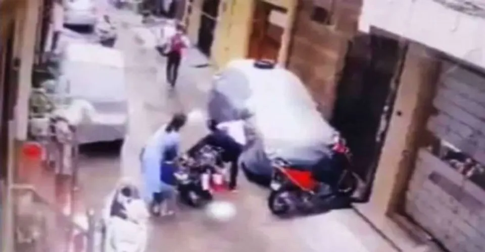 സഹോദരന്റെ വളര്‍ച്ചയില്‍ അസൂയ തോന്നി കുഞ്ഞിനെ തട്ടിക്കൊണ്ടു പോയി വിലപേശാന്‍ ഇളയച്ഛന്റെ ശ്രമം; നാലു വയസ്സുള്ള മകളെ തട്ടിക്കൊണ്ടു പോകാൻ ശ്രമിച്ച രണ്ടംഗ സംഘത്തെ ധീരമായി നേരിട്ട് അമ്മ; വീഡിയോ പുറത്ത്‌