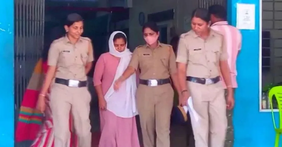 രാത്രി 65കാരനെ യുവതി വീട്ടിലേക്ക് വരുത്തി; വിഡിയോ പകര്‍ത്തി പണം തട്ടി