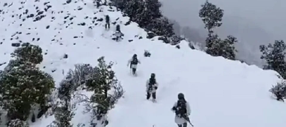 സല്യൂട്ട്! കനത്ത മഞ്ഞുവീഴ്ചയിലും കര്‍മ്മനിരതരായി ഇന്ത്യന്‍ സൈനികര്‍; ഇതാ വൈറല്‍ വീഡിയോ