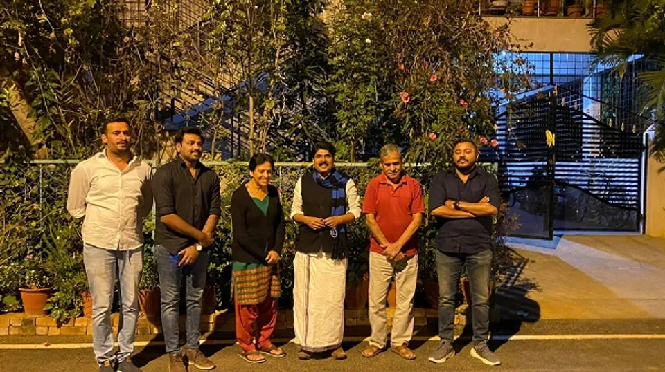 സ്വന്തം മകനോടെന്ന പോലെ അവര്‍ എനിക്ക് നല്‍കുന്ന സ്‌നേഹം, സന്ദീപിന് നല്‍കേണ്ടിയിരുന്ന സ്‌നേഹം പകര്‍ന്ന് നല്‍കും പോലെ എനിക്ക് അനുഭവിക്കാന്‍ കഴിഞ്ഞു; ഡാഡിയും മമ്മിയും സന്ദീപിന്റെ ഓര്‍മകള്‍ ഒരു മുറിയില്‍ സൂക്ഷിച്ചത് കാണുമ്പോള്‍ ഒന്ന് വിതുമ്പിപ്പോകും; സന്ദീപ് ഉപയോഗിച്ച ബ്രഷ് മുതല്‍ അവസാനമായി പുതപ്പിച്ച ദേശീയ പതാക വരെ അവിടെ കാണാം: മേജര്‍ സന്ദീപ് ഉണ്ണിക്കൃഷ്ണന്റെ മാതാപിതാക്കളെ സന്ദര്‍ശിച്ചതിനെക്കുറിച്ച് ടി. സിദ്ദിഖിന്റെ കുറിപ്പ്‌