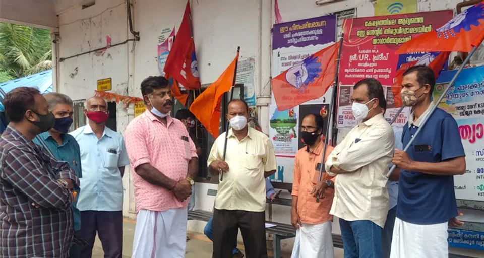 നിയമവിരുദ്ധമായ 12 മണിക്കൂർ ഡ്യൂട്ടി പിൻവലിക്കുക. കെഎസ്‌ടി എംപ്ലോയീസ് സംഘ് പാലക്കാട് കെഎസ്ആര്‍ടിസി ഡിപ്പോയിൽ പ്രതിഷേധിച്ചു
