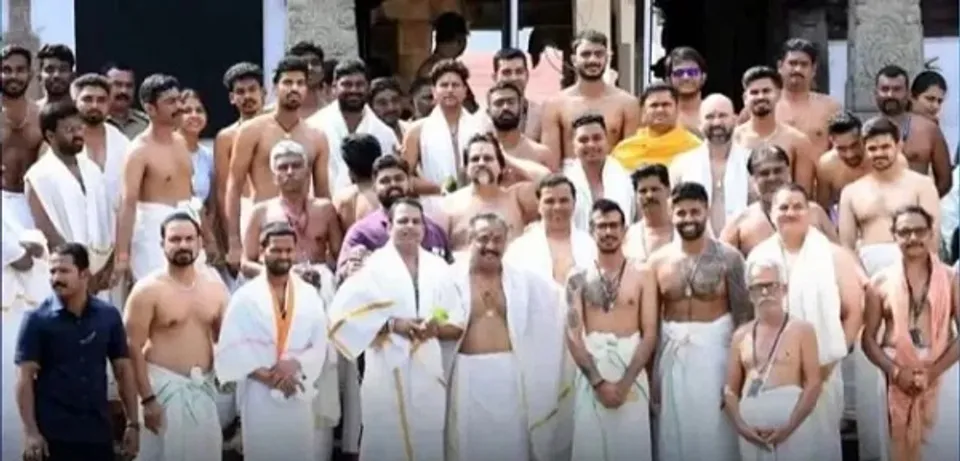 പ്രാര്‍ത്ഥിച്ച് തുടങ്ങാം; കാര്യവട്ടം ഏകദിനത്തിന് മുമ്പ് ശ്രീ പത്മനാഭസ്വാമി ക്ഷേത്രം സന്ദര്‍ശിച്ച് ഇന്ത്യന്‍ താരങ്ങള്‍-വീഡിയോ