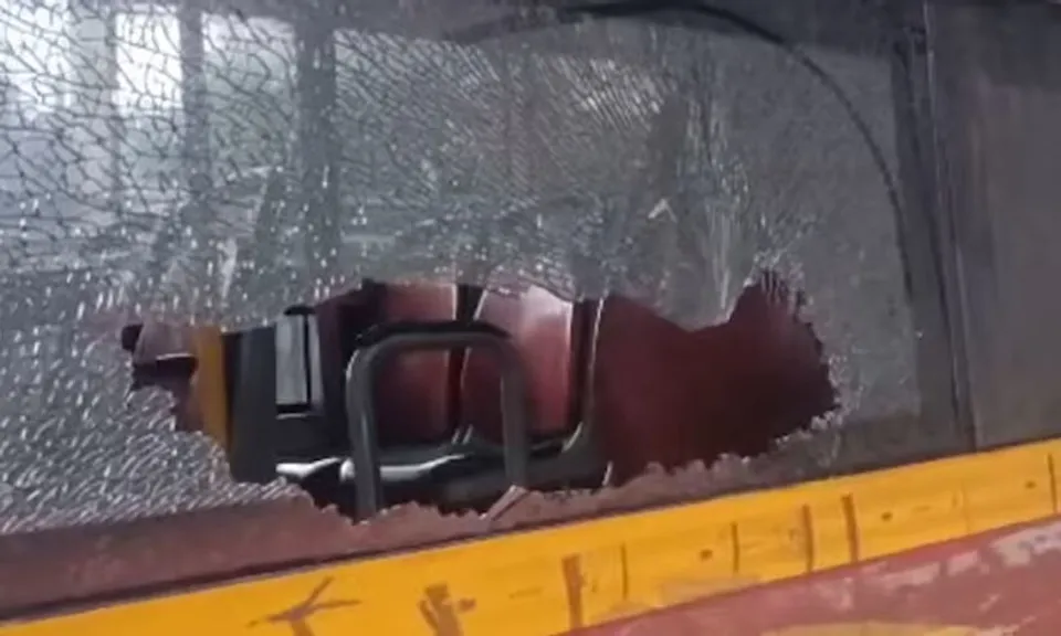 സ്റ്റോപ്പിൽ നിർത്താത്ത ബസിന് യുവതി കല്ലെറിഞ്ഞു; 5000 രൂപ പിഴ