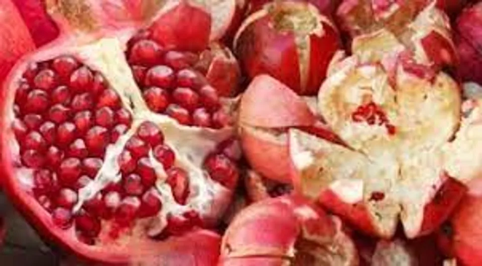 മാതള പഴം പോലെ തന്നെ ഗുണങ്ങൾ ഉള്ളതാണ് മാതളത്തിന്റെ തൊലിയും; വീട്ടില്‍ പരീക്ഷിക്കാം ഈ ഫേസ് പാക്കുകള്‍