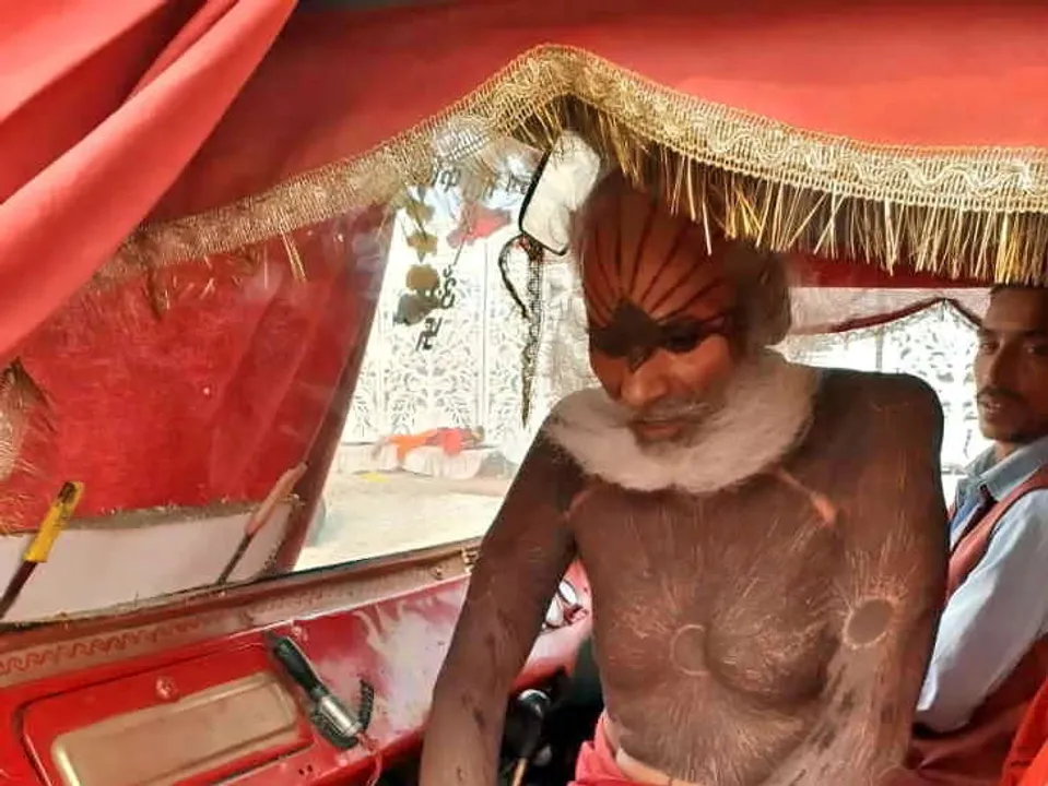 വനമേഖലയില്‍ താമസിക്കുന്ന 'വനമാനുഷ് ബാബ'. മനോഹരമായി അലങ്കരിച്ച സ്വന്തം വാഹനമായ 'കാളീരഥ'ത്തില്‍ യാത്ര - കുംഭമേളയിലെ കാഴ്ചകൾ !!