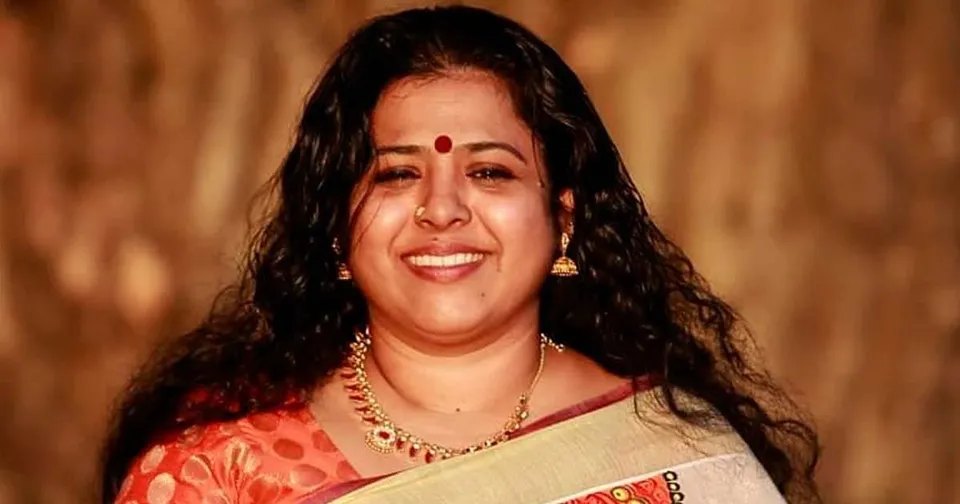 ' പൈസ എത്ര വേണമെങ്കിലും തരാം, ഒരുതവണ തനിയ്‌ക്കൊപ്പം വരൂ' എന്നു പ്രണയ രാജകുമാരിയായ എഴുത്തുകാരിയോട് കെഞ്ചിയ പത്രമുതലാളി ആര് ? കാറിലൊപ്പം ചെന്ന പെണ്‍കുട്ടിയുടെ നെഞ്ചില്‍ പിടിച്ച എഴുത്തുകാരനാര് ? കല്യാണ വീട്ടില്‍ സ്വന്തം വിദ്യാര്‍ത്ഥിനിയുടെ ചന്തിയ്ക്കു പിടിച്ച എഴുത്തുകാരനാര് ! ബോട്ടിലേയ്ക്ക് വിളിച്ചു മഴയത്ത് കവയത്രിയെ ഉപദ്രവിച്ച കവി ആര് ? പുറത്തറിഞ്ഞതും അറിയാത്തതുമായ 13 മീറ്റു അനുഭവങ്ങള്‍ പങ്കുവച്ച് യുവ കവയത്രി ഇന്ദു മേനോന്‍ ! കോഴിത്തന്തമാരെ .. ദയവ് ചെയ്ത് സ്ത്രീകളെ വളര്‍ത്താന്‍ വരല്ലെയെന്നും ഇന്ദുമേനോന്‍