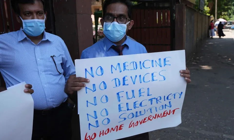 മരുന്നുകൾ ലഭ്യമല്ല... ആഹാരസാധനങ്ങൾക്കും നിത്യോപയോഗ വസ്തുക്കൾക്കുമായി ജനം പരക്കം പായുന്നു. പാചകവാതകവും പെട്രോളും കിട്ടാനില്ല. ശ്രീലങ്കയിൽ മരണമണി മുഴങ്ങുന്നു...