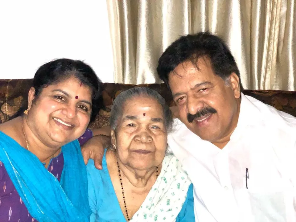 ഡോക്ടറാക്കാന്‍ സ്കൂളിലേയ്ക്ക് അയച്ച മകന്‍ താന്‍ പഠിപ്പിക്കുന്ന സ്കൂളിൽ സമരം വിളിച്ചപ്പോള്‍ മകനെ വീട്ടില്‍ കയറ്റുന്നത് അച്ഛന്‍ വിലക്കി. രാത്രി വൈകി മകന്‍ ഒളിച്ചും പാത്തും വീട്ടിലെത്തുമ്പോള്‍ ഉറങ്ങാതെ കാത്തിരുന്നു അത്താഴം നല്‍കിയ അമ്മയുടെ കരുതലാണ് രാഷ്ട്രീയത്തില്‍ ഊര്‍ജമായതെന്നു പ്രതിപക്ഷ നേതാവ് രമേശ്‌ ചെന്നിത്തല