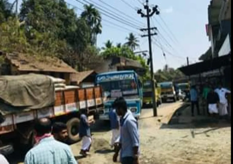 പൊടിശല്യം രൂക്ഷമാകുന്നു. താമരശ്ശേരിയിൽ റോഡ് ഉപരോധിച്ച് നാട്ടുകാർ