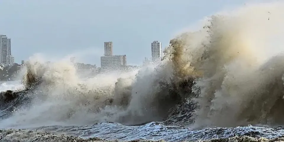 ബിപോർജോയ് ചുഴലിക്കാറ്റ് കരതൊട്ടു; ഗുജറാത്ത് തീരത്ത് കനത്ത മഴയും കാറ്റും; അർധരാത്രി വരെ കാറ്റ് തുടരുമെന്ന് കാലാവസ്ഥ വകുപ്പ്