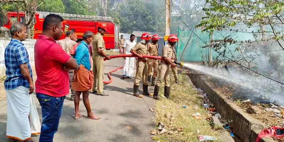 പാലക്കാട് വെണ്ണക്കരയില്‍ തീപിടുത്തം; വാര്‍ഡ് കൗൺസിലറുടെ സന്ദർഭോചിത ഇടപെടലില്‍ വൻ ദുരന്തം ഒഴിവായി