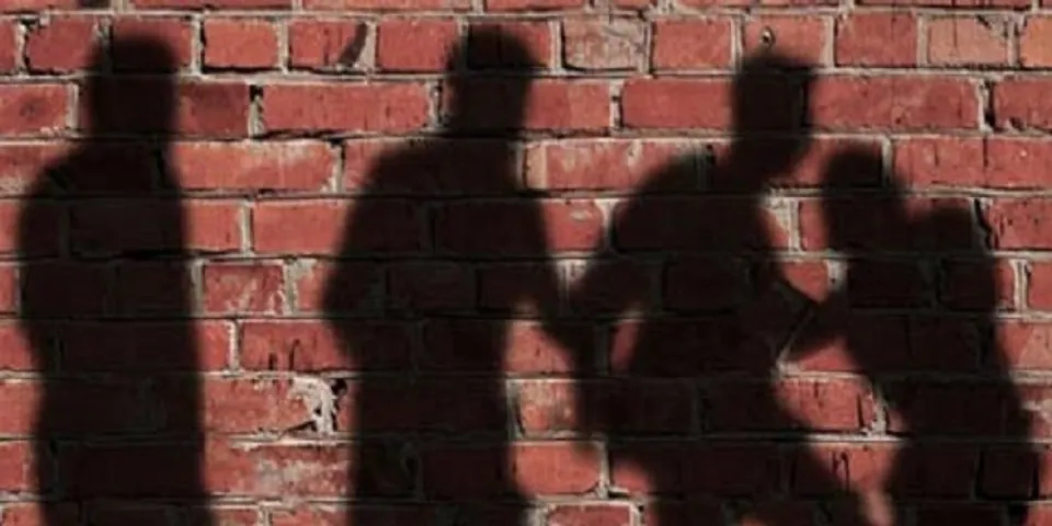 കരിമണ്ണൂരിൽ വഴി തര്‍ക്കത്തെ തുടര്‍ന്ന്‌ അയല്‍വാസിയെ ആക്രമിച്ച്‌ പരിക്കേല്‍പ്പിച്ച മൂന്നു പേര്‍ക്ക്‌ തടവും പിഴയും