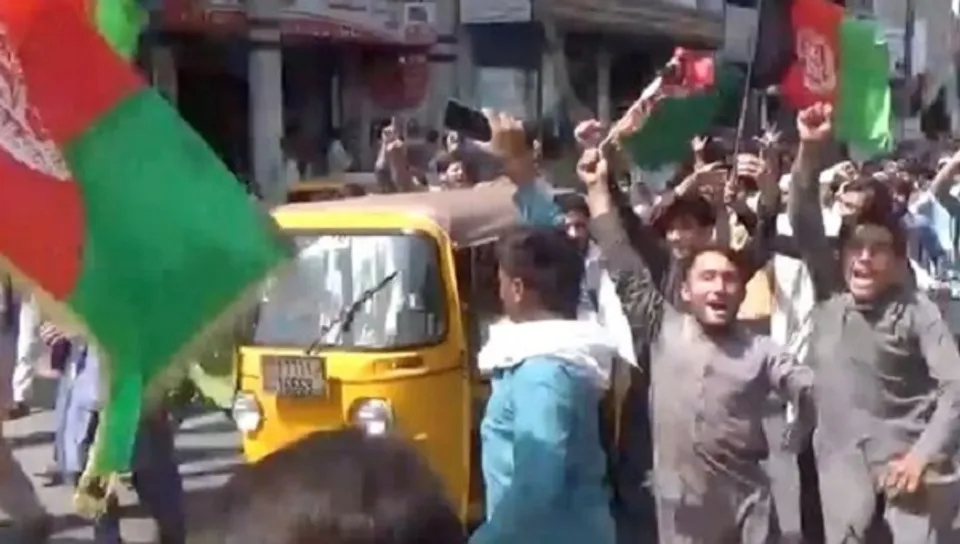 ജലാലാബാദിൽ അഫ്ഗാൻ പതാക ഉയർത്താൻ ശ്രമം; താലിബാൻ വെടിവയ്പിൽ മൂന്ന് മരണം-ഞെട്ടിക്കുന്ന വീഡിയോ