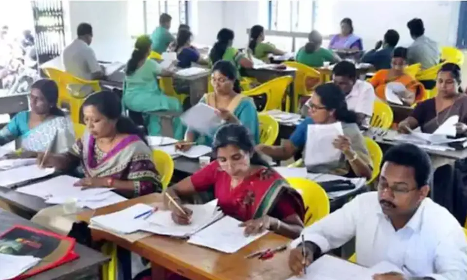 പ്ലസ്ടു കെമസ്ട്രി പരീക്ഷയിലെ മൂല്യ നിര്‍ണയത്തില്‍ പല കുട്ടികള്‍ക്കും കിട്ടുന്നത് പൂജ്യം മാര്‍ക്ക് ! മൂല്യനിര്‍ണയത്തിന് ചോദ്യകര്‍ത്താവ് തയ്യാറാക്കിയ ഉത്തരസൂചിക തന്നെ ഉപയോഗിച്ചാല്‍ ഭൂരിഭാഗം കുട്ടികളും തോല്‍ക്കും. അധ്യാപകരുടെ ആശങ്ക വസ്തുതാപരം ! കെമസ്ട്രി മൂല്യനിര്‍ണയത്തില്‍ ചോദ്യകര്‍ത്താവ് നല്‍കിയ ഉത്തര സൂചിക തന്നെ ഉപയോഗിക്കണമെന്ന വാശിക്ക് പിന്നില്‍ കേരളാ സിലബസിനെതിരായ അട്ടിമറി ! അധ്യാപകര്‍ തയ്യാറാക്കുന്ന ഉത്തരസൂചിക ഒഴിവാക്കിയത് കേരളത്തിലെ വിജയ ശതമാനം കുറച്ച് മറ്റു ബോര്‍ഡുകളെ സഹായിക്കാനോ ? പുതിയ വിവാദം