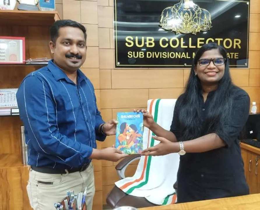 സുരേഷ് കൂവാട്ടിന്റെ "മലക്കാരി" പ്രകാശനം ചെയ്തു