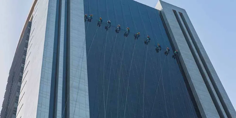 ദോഹയിലുമുണ്ട് നിരവധി സ്പൈഡർമാന്മാർ ! പക്ഷേ സൂപ്പർ ഹീറോയല്ല, ജീവിക്കാനായി അന്യനാട്ടിലെത്തി വിൻഡോ ക്ലീൻ ചെയ്യുന്ന റിയൽ ഹീറോകളാണിവർ... (ഫോട്ടോസ്റ്റോറി)