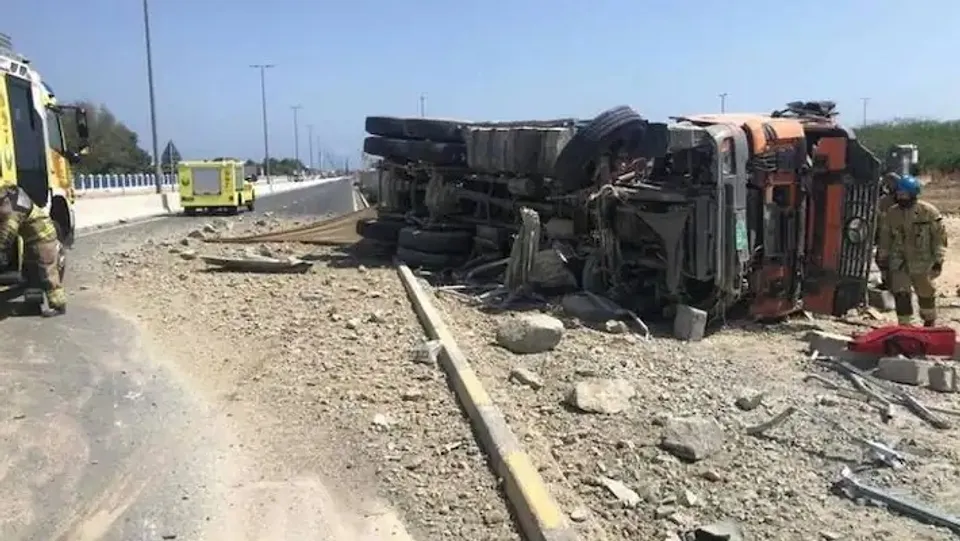 യുഎഇയില്‍ ട്രക്ക് അപകടത്തില്‍പെട്ട് പ്രവാസി യുവാവ് മരിച്ചു, ഒരാള്‍ക്ക് ഗുരുതര പരിക്ക്