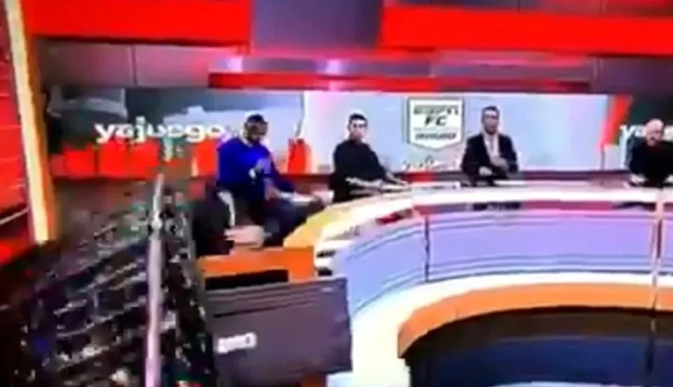 തത്സമയ ചാനല്‍ ചര്‍ച്ചയ്ക്കിടെ സെറ്റ് തകര്‍ന്നുവീണു; അവതാരകന് പരിക്ക്; വീഡിയോ