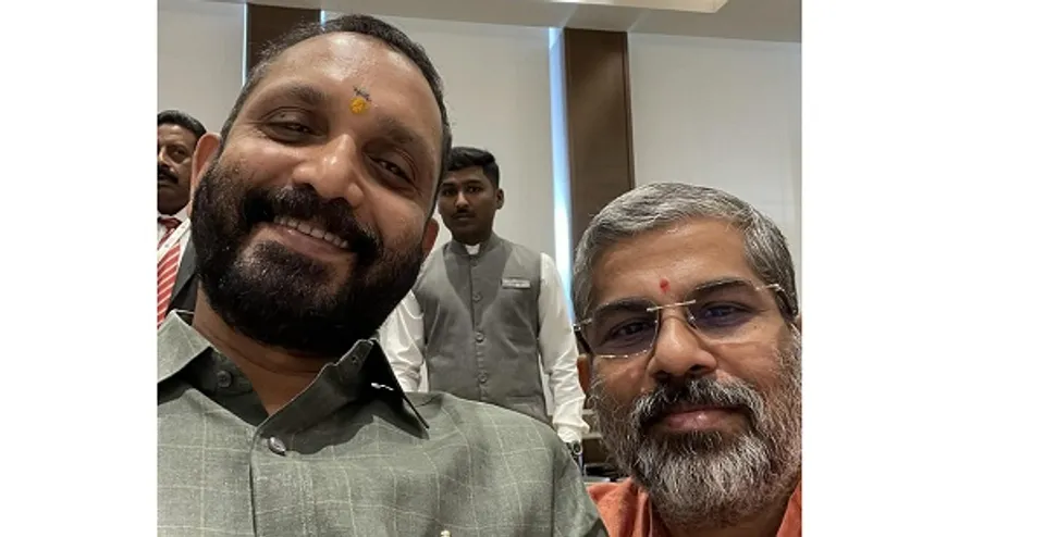 'സ്നേഹിക്ക, യുണ്ണീ നീ നിന്നെ ദ്രോഹിക്കുന്ന ജനത്തെയും'! കെ സുരേന്ദ്രനൊപ്പമുള്ള സെല്‍ഫിയുമായി സ്വാമി സന്ദീപാനന്ദഗിരി; മറുപടിയുമായി സുരേന്ദ്രനും