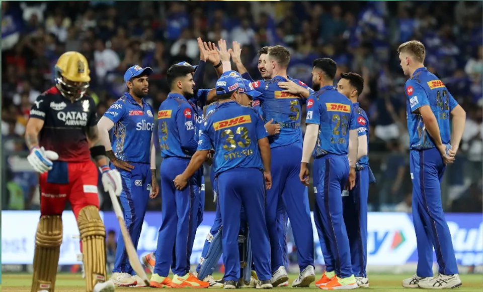 Virat Kohli returns to pavillion as Mumbai Indians' players celebrate