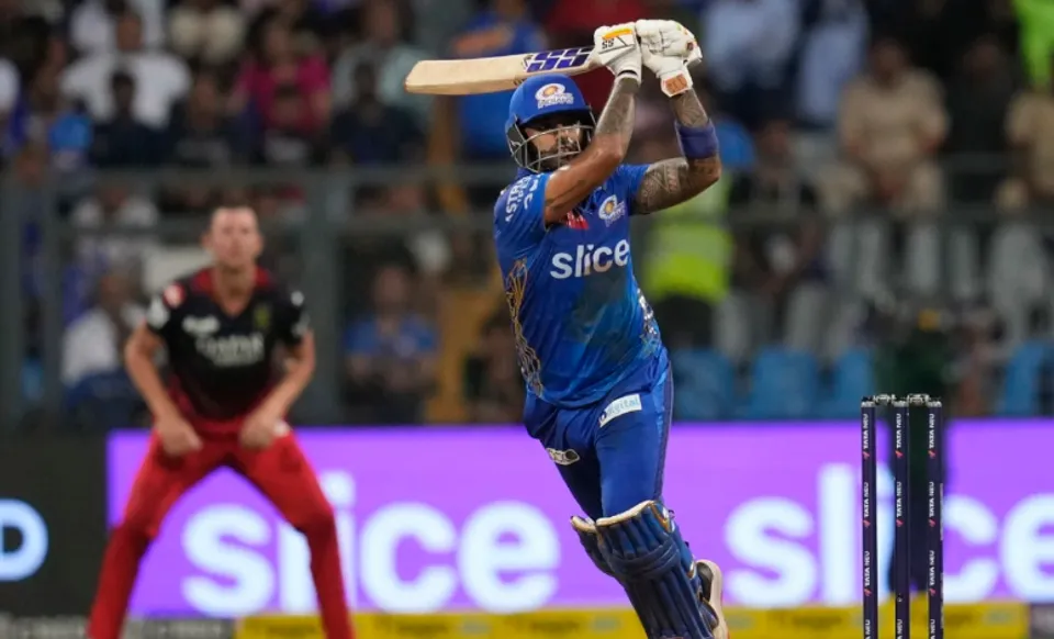 Suryakumar Yadav smashing RCB bowlers