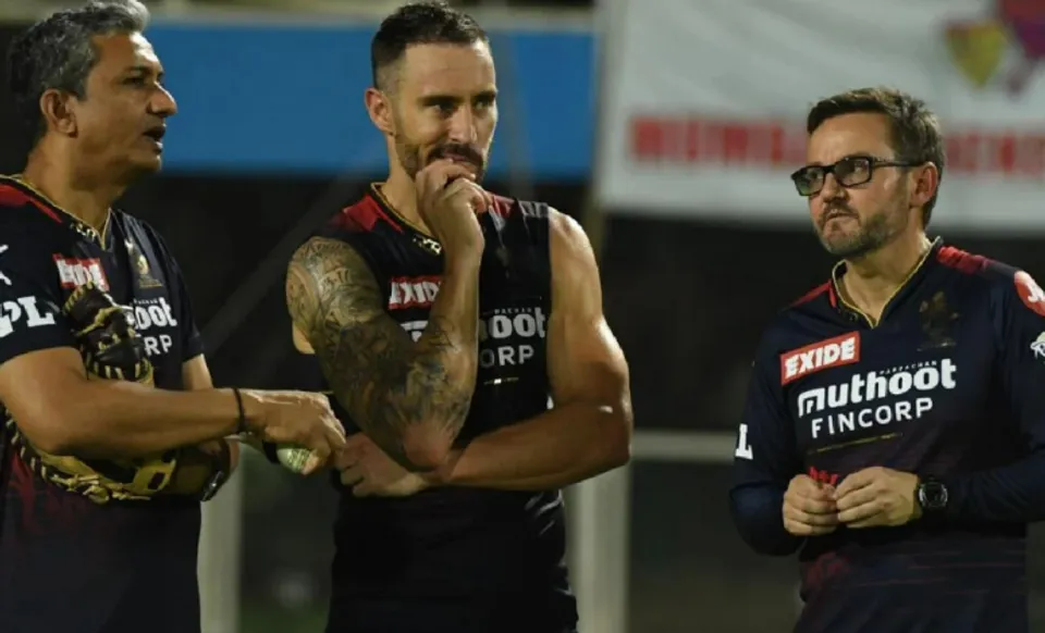 Mike Hesson and Sanjay Bangar with Faf du Plessis for RCB