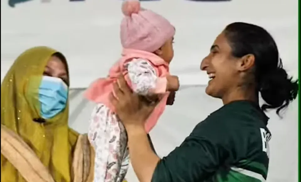 Bismah Maroof's pictures with daughter go viral after Pakistan beat West Indies in WCC