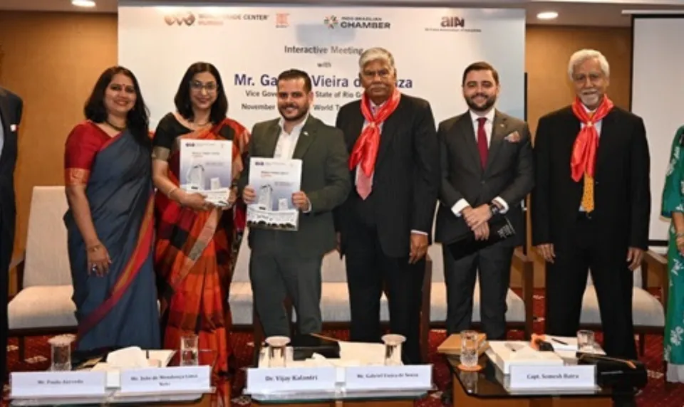 Ms. Rupa Naik, Executive Director, WTC Mumbai (3rd from left) exchanging MoU with Mr. Paulo Azevado, President, Indo-Brazilian Chamber of Commerce (4th from left).