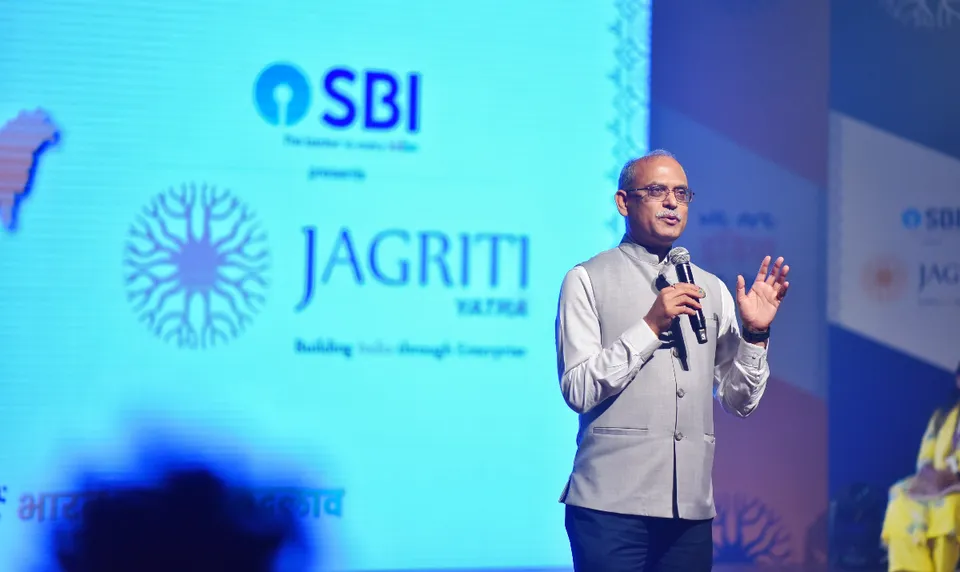 SBI MD, Shri Rana Ashutosh Kumar Singh addresses young entrepreneurs at the flag-off event of Jagriti Yatra 2024.jpeg