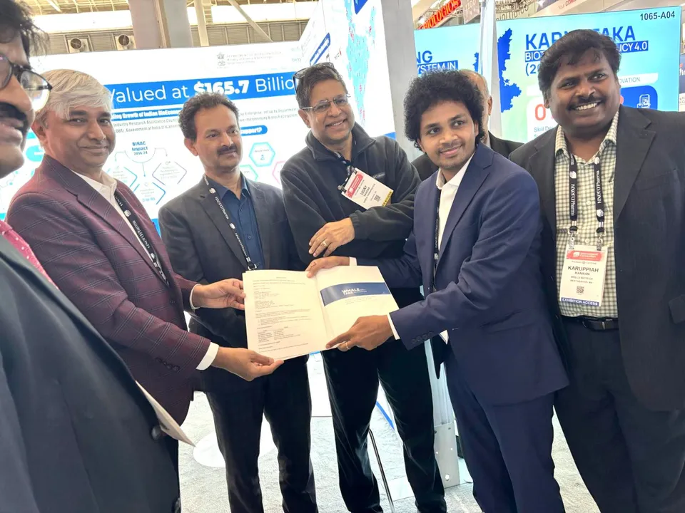 2nd from right Dr Gopi Kadiyala 3rd from right  Dr Uday Saxena Founders of Utopia Therapeutics