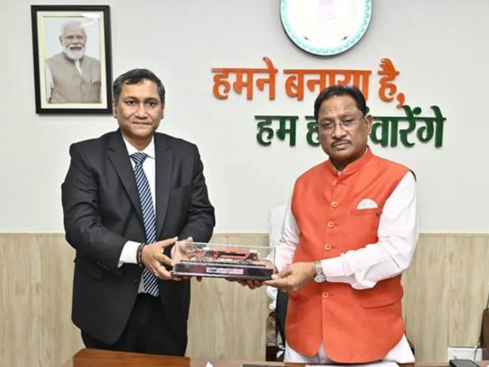 (L-R)  Shri Shantanu Roy, CMD of BEML Ltd presents Memento to Hon’ble CM of Chhattisgarh, Shri Vishnu Deo at Raipur