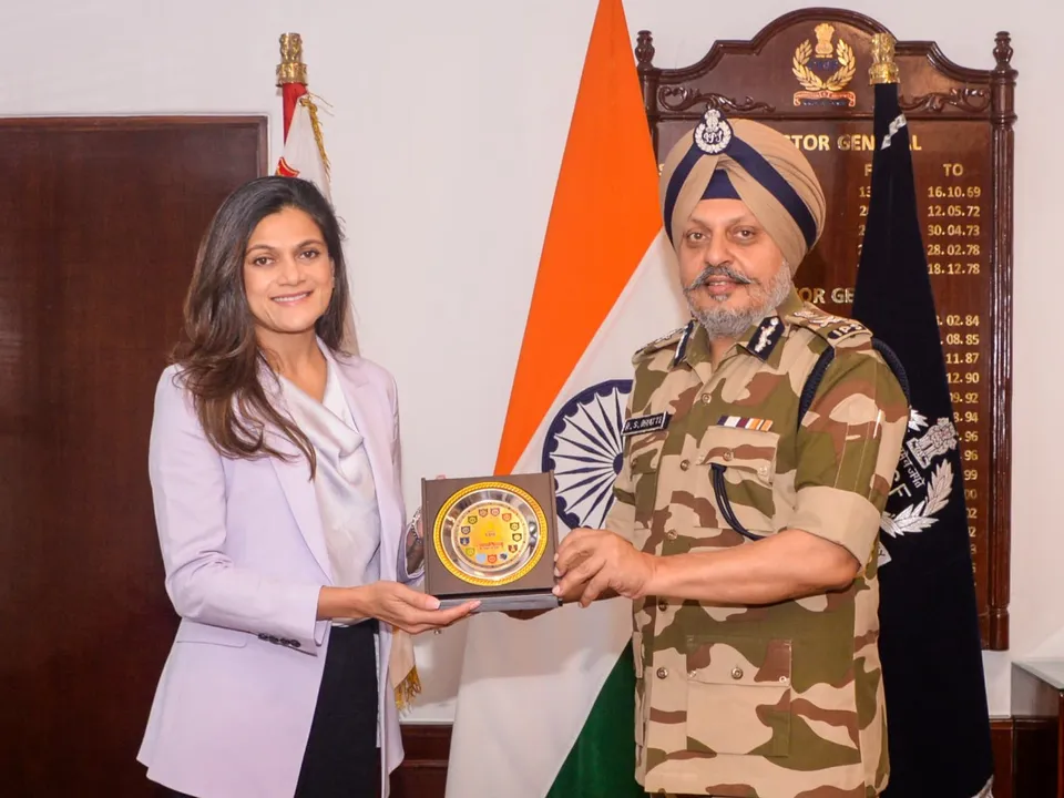 L to R Mrs Neerja Birla founder Chairperson Mpower Aditya Birla Education Trust and DG CISF Sh. R.S. Bhatti presenting a token of appreciation for the Impact created through project MANN