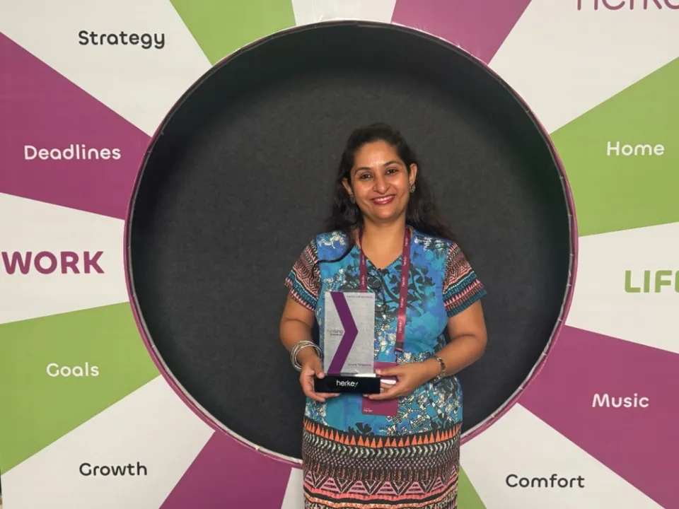 Uttara Talapatra, Founder, Magical Blends wins the Best Entrepreneur Award at Her Rising Awards 2025