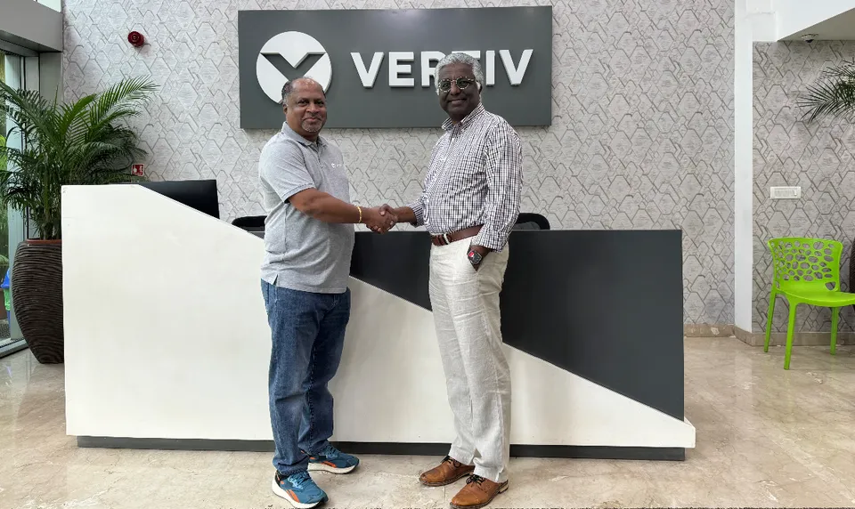 Reginald Borges, Director - International Business, Vertiv (R) Vignesh Sanmugam, CEO, VMJ Lanka.jpg