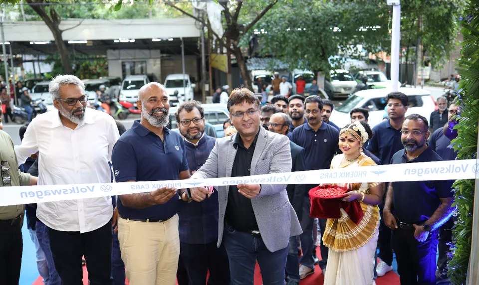 R to L- Ashish Gupta, Brand Director, Volkswagen India & Ajit, Bhaskaran, MD, Phoenix Cars .jpg