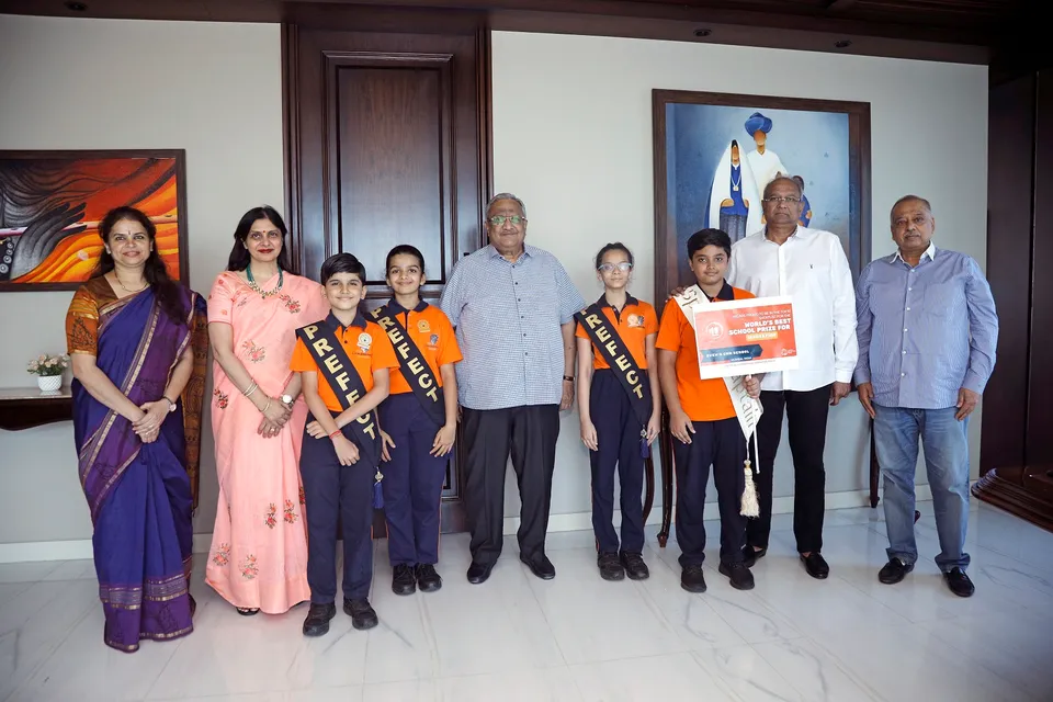 CNM-School-With-Trustees