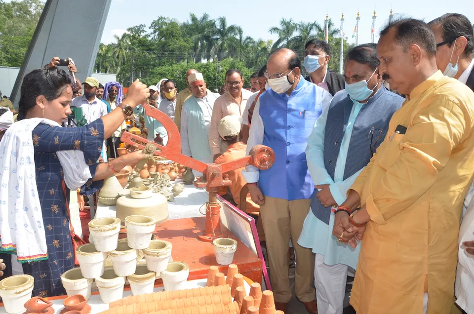 KVIC, Bhanu Pratap SIngh Verma, VK Saxena, Khadi