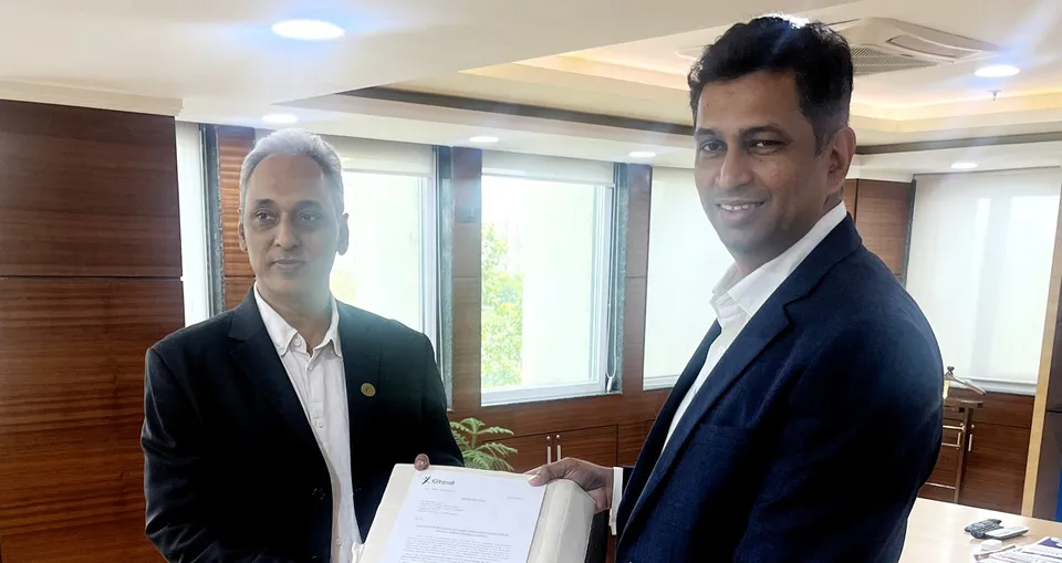 Sivasubramanian Ramann, CMD of SIDBI and Mr. Maxson Lewis, Founder and Managing Director of Magenta Mobility