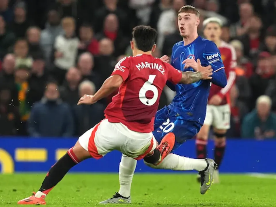 Lisandro Martinez on Cole Palmer