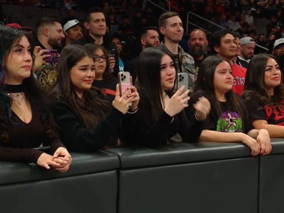 WATCH: Penta's daughter and wife get emotional over his WWE debut on Raw on Netflix