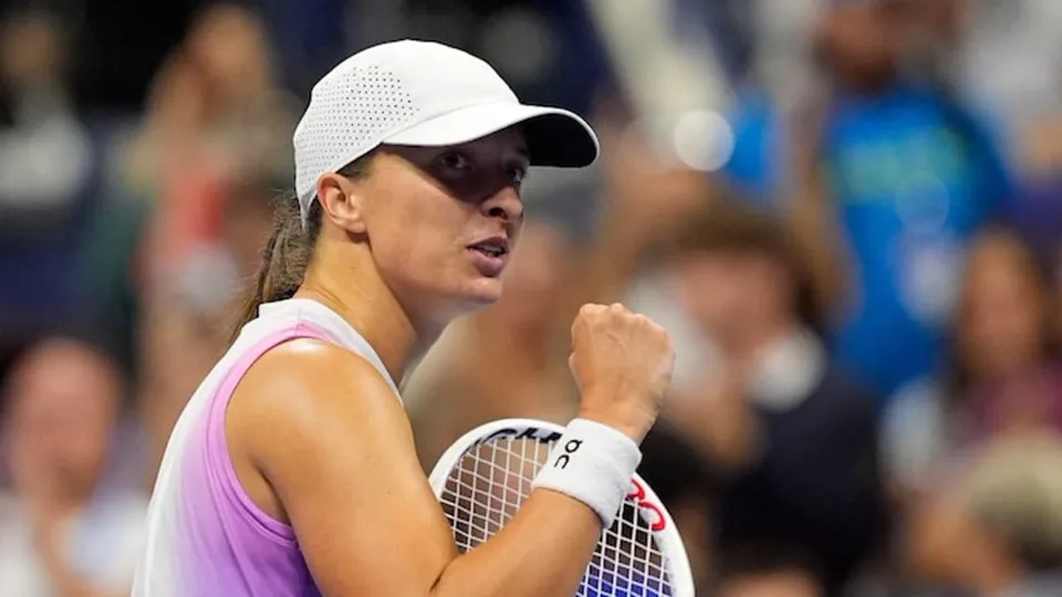 Iga Swiatek beats Eva Lys