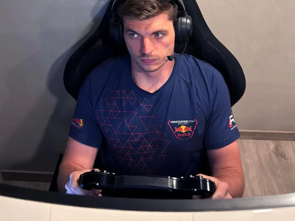 Max Verstappen Sim race crash