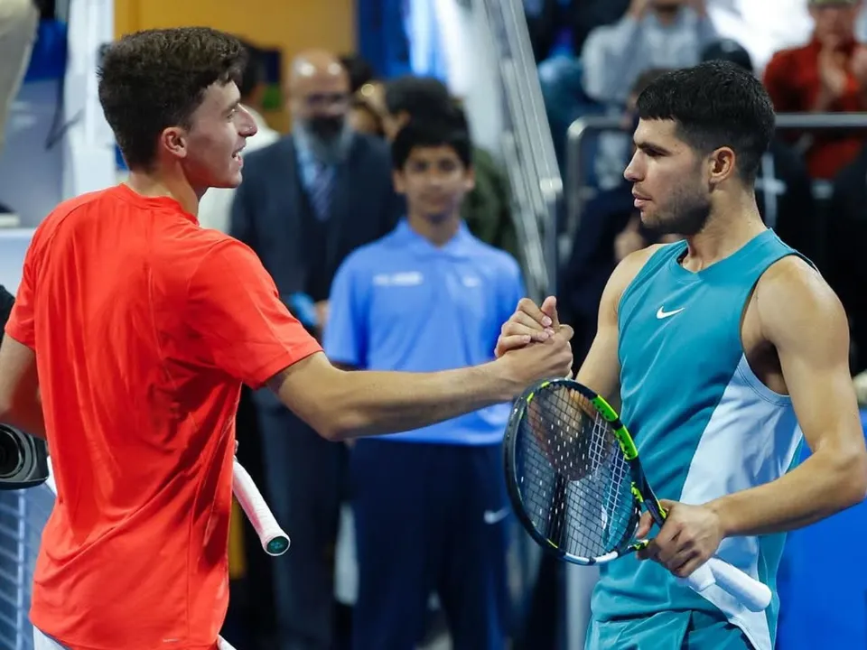 Carlos Alcaraz gave high five to Luca Nardi after his stunning drop shot at the Qatar Open Tennis Tournament.