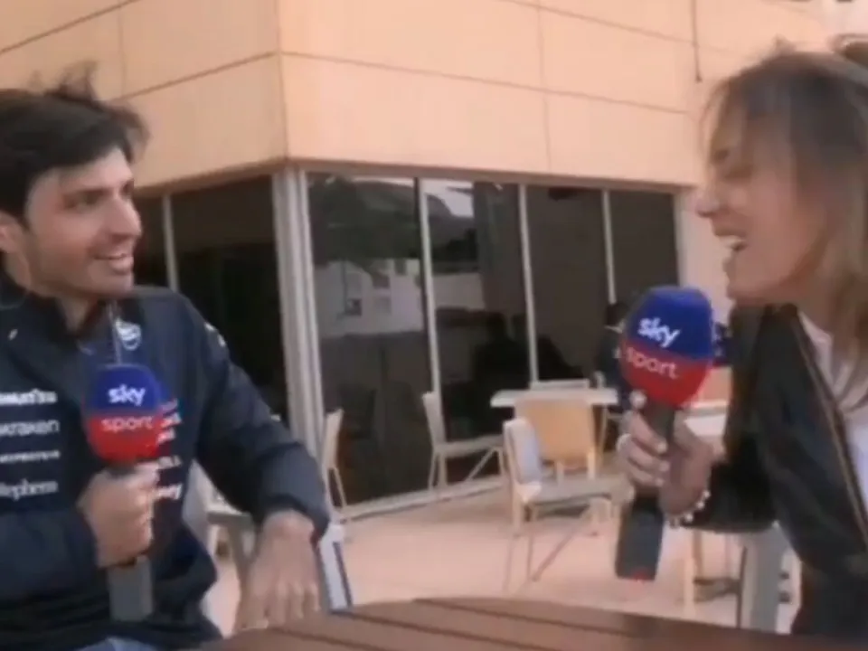 Carlos Sainz thanks Reporter during 2025 Bahrain Pre season testing