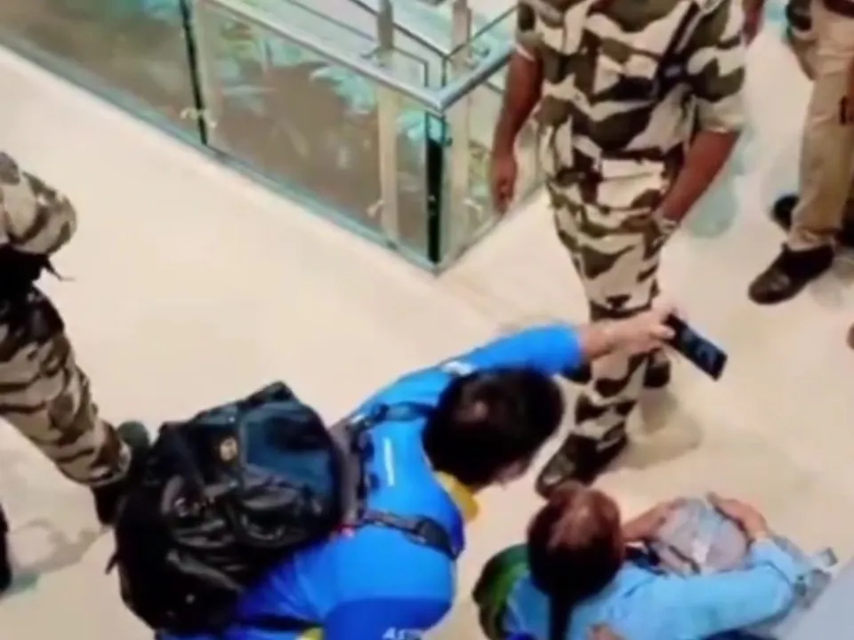 MS Dhoni clicks selfie with fan