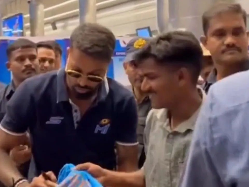 Hardik Pandya signs Fan's t-shirt