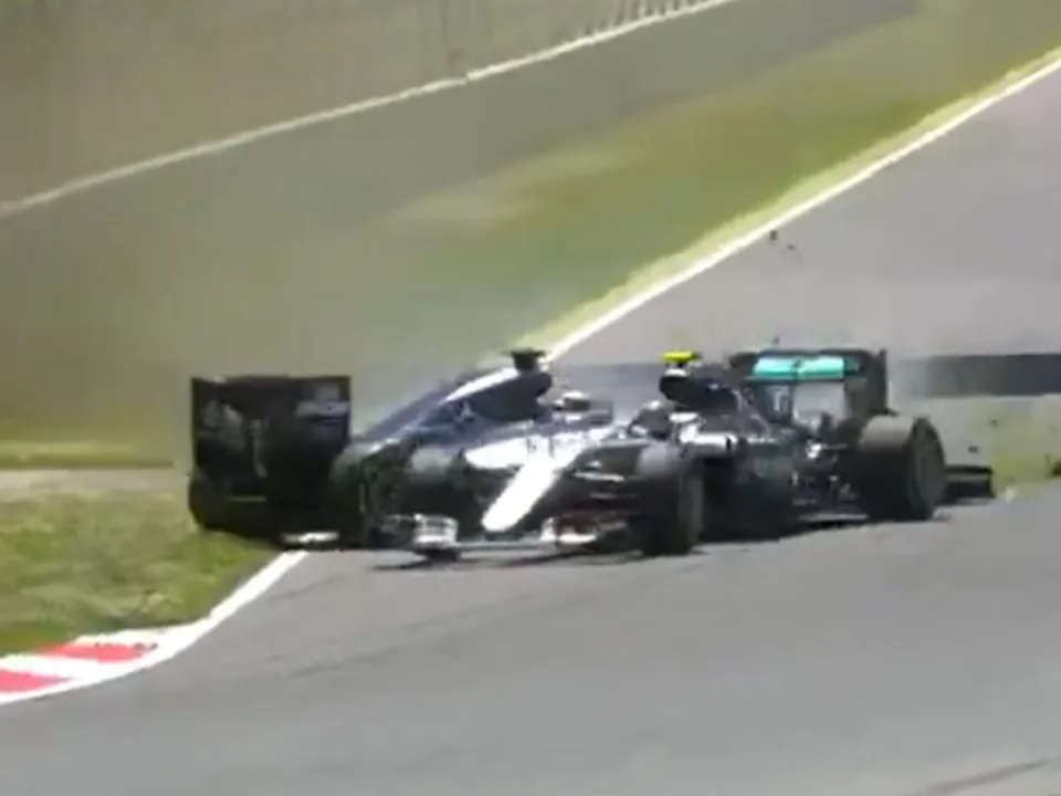 Lewis Hamilton vs Nico Rosberg F1 2016 Spanish GP crash video