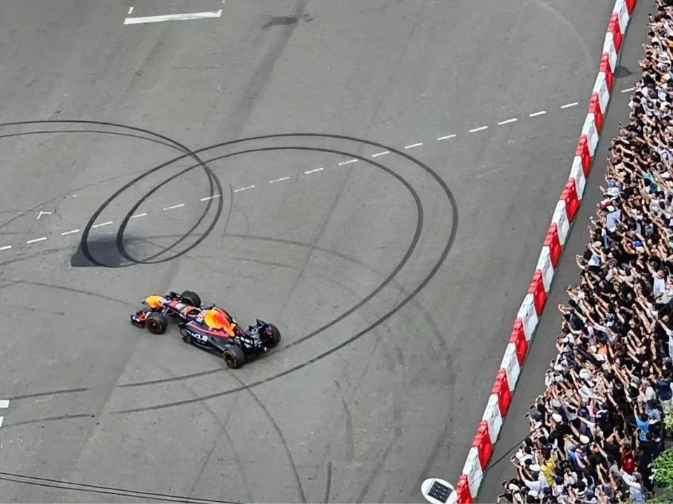 RB 8 Fire (Instagram)